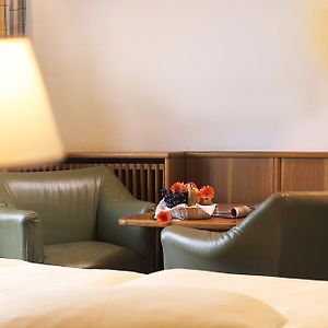 Zimmer mit Kingsize-Bett